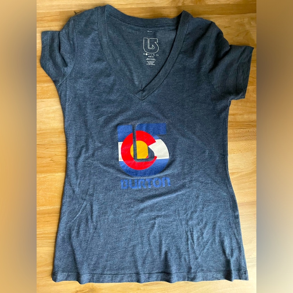 Burton x CO flag Wmn S Heathered Navy V-Neck Slim Fit Short sleeved T-shirt.
